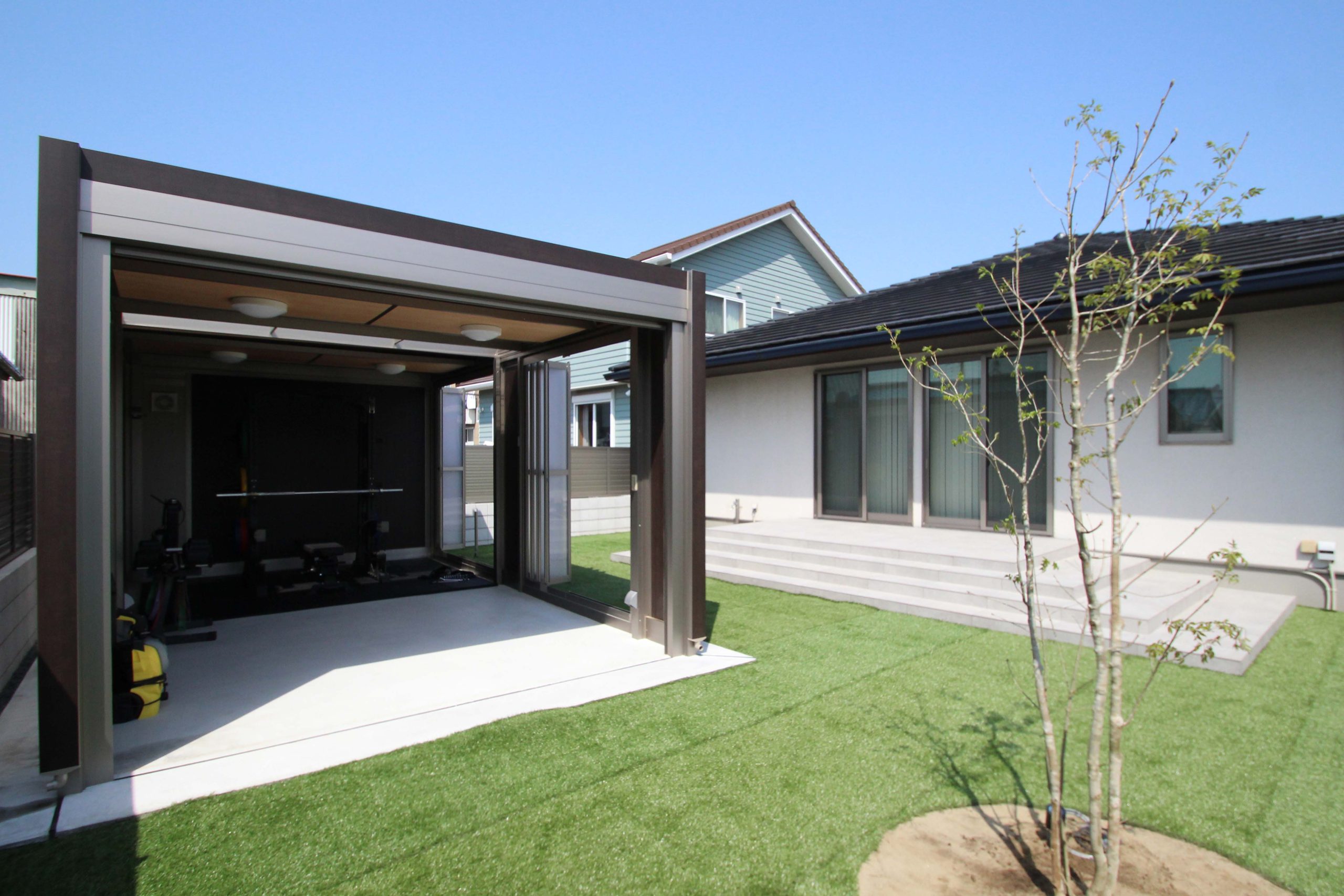 木更津市。<br>ワイドなテラスから繋ぐアウタージム。<br>ターフヤードへ流れるパレットフロア。<br>陽射しと風を楽しむ贅沢な趣の時。7